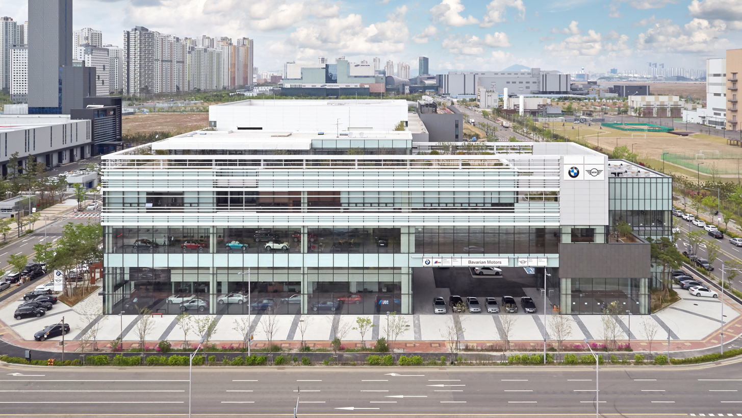 BMW 전시장 안내.