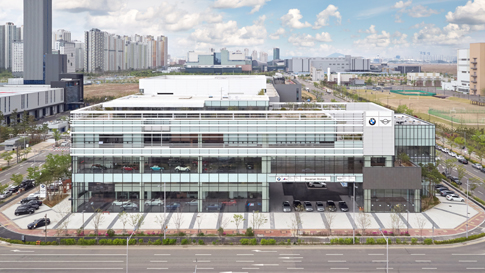 BMW 전시장 안내.